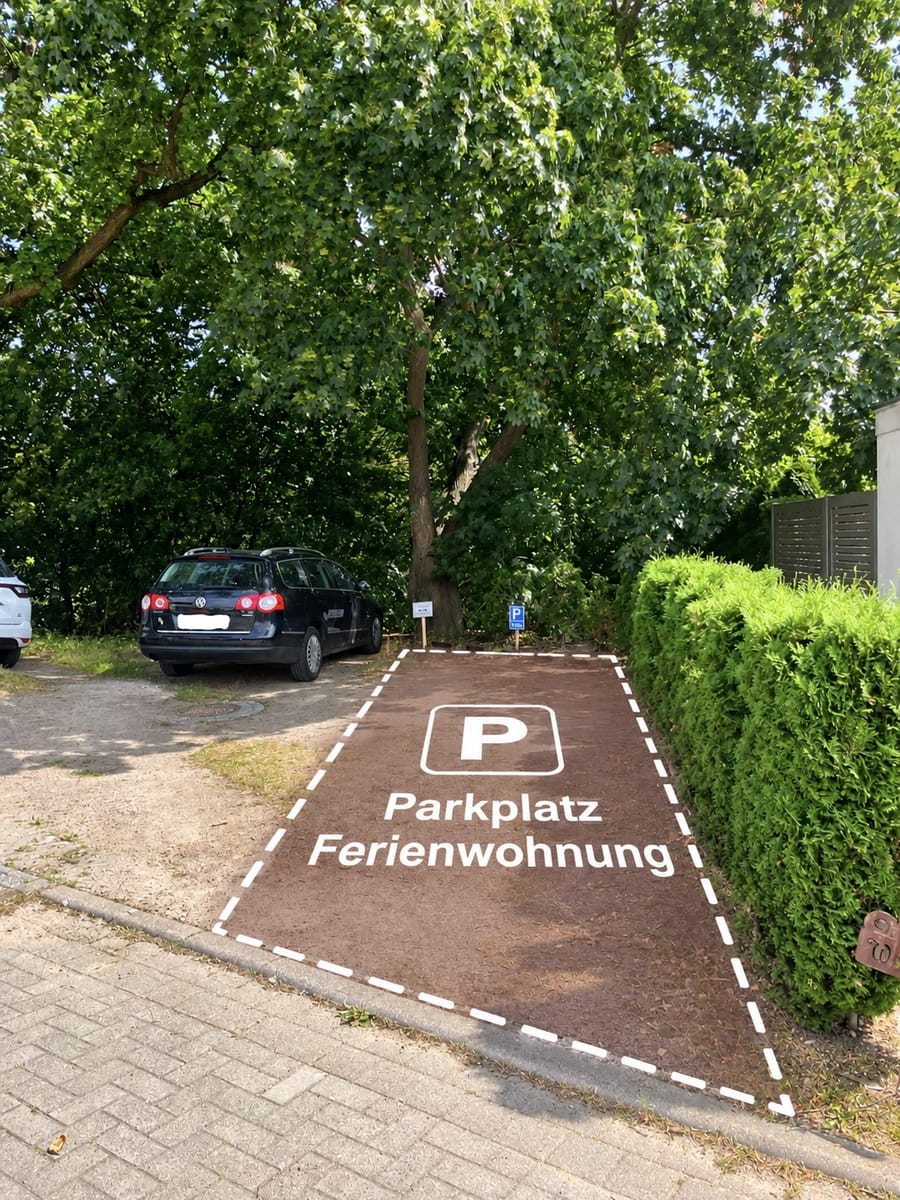 Markierter Parkplatz mit der Aufschrift „Parkplatz Ferienwohnung“